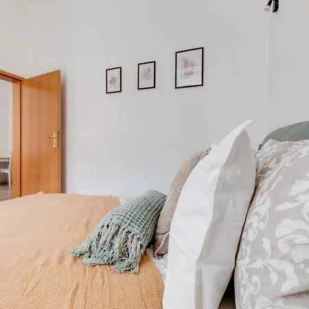 Daire Romantic By The Park - Uaka7 Prag