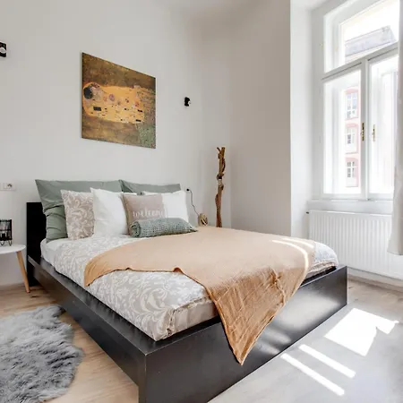 Apartment Romantic By The Park - Uaka7