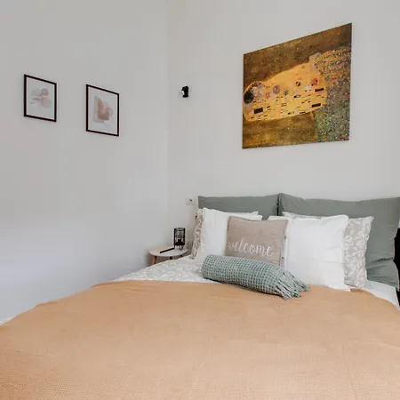 Romantic By The Park - Uaka7 * Prague