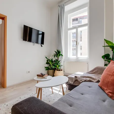 Romantic By The Park - Uaka7 * Prague