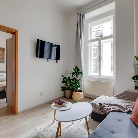 Romantic By The Park - Uaka7 Prague