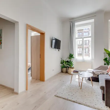Romantic By The Park - Uaka7 Prag