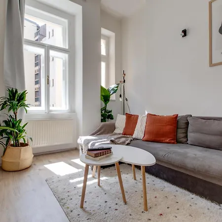 Romantic By The Park - Uaka7 * Prague