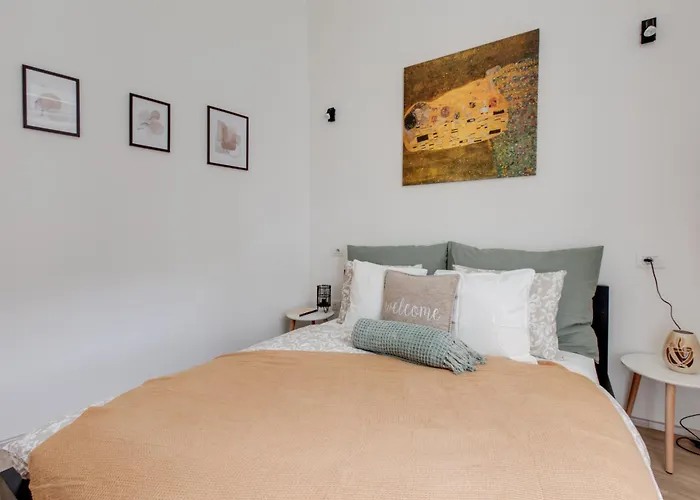 Romantic By The Park - Uaka7 * Praga