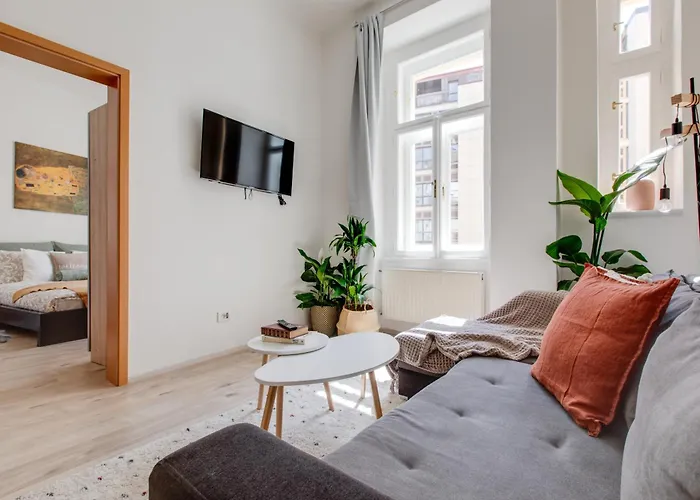 Romantic By The Park - Uaka7 * Praga